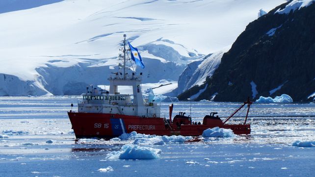 Soberanía Nacional bicontinental. Buque de la Prefectura Naval Argentina en Bahía Paraíso, en la Base Brown. 