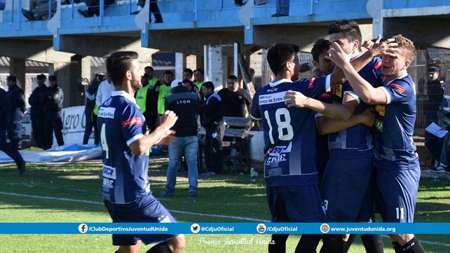 Los jugadores de Juventud festejan el triunfo que llegó en el cierre del partido.