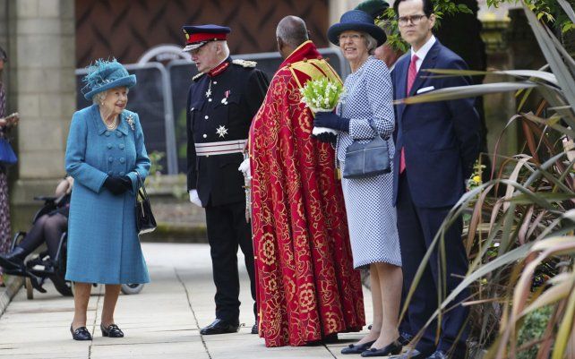 La reina Isabel II de Gran Bretaña se reúne con los invitados durante una visita a la catedral de Manchester, Inglaterra.