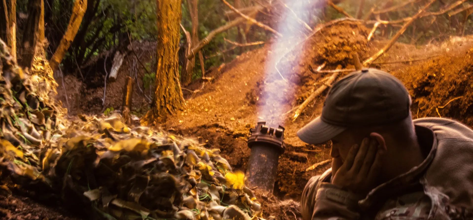 Bakhmut, Ucrania. Un soldado ucraniano dispara un mortero de 120 mm contra un objetivo ruso en el bosque. Fotografía: Jose Hernandez/Shutterstock