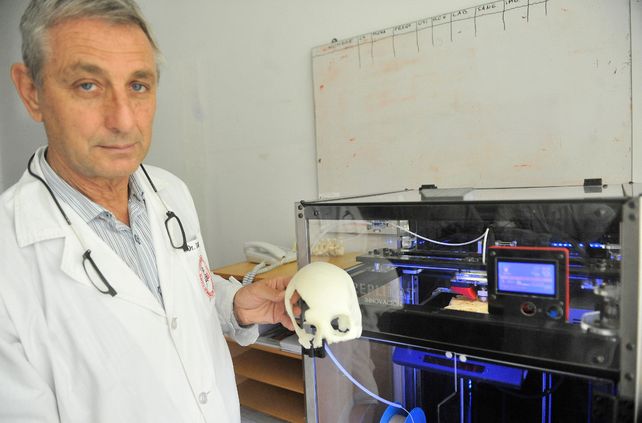 Orgullo. El director del servicio de neurocirugía
