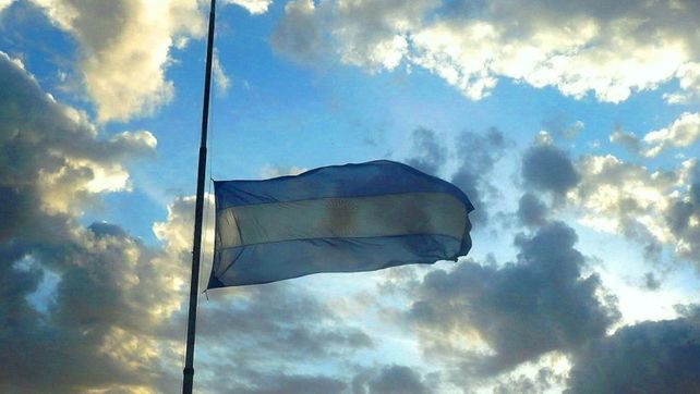 Hay bandera a media asta en todas las escuelas el país