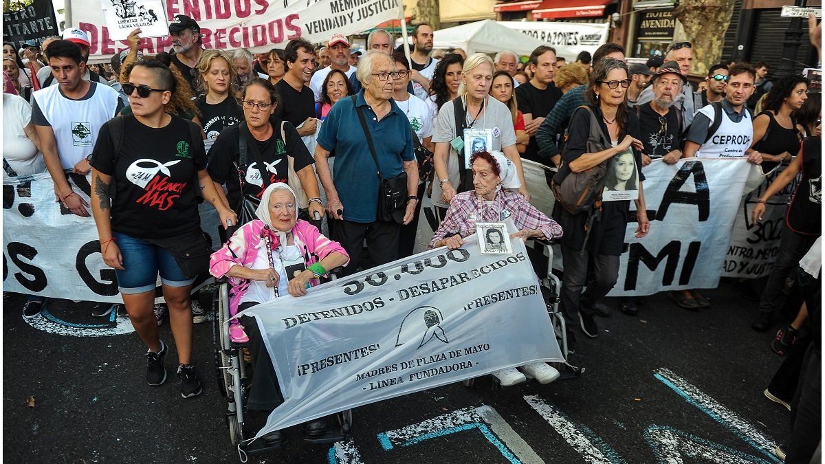 Una multitud en Plaza de Mayo para conmemorar el 24 de marzo