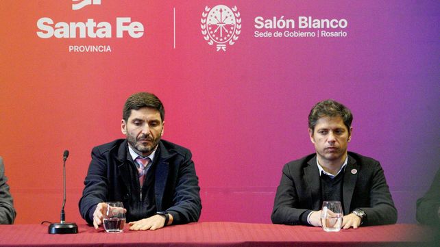 Los gobernadores de Santa Fe, Maximiliano Pullaro, y de Buenos Aires, Axel Kicillof, durante la reunión que mantuvieron en la sede local de Gobernación.