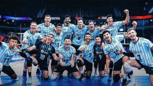 Los jugadores de la Argentina festejan la clasificación. Luciano Vicentín (número 17), entre ellos.