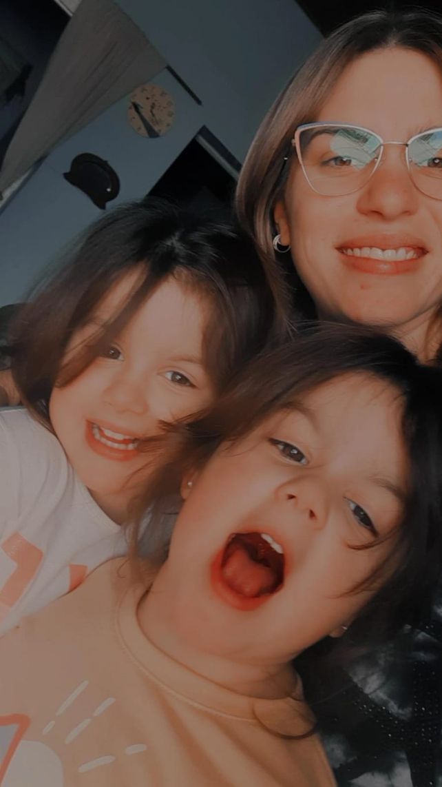 La mamá y sus niñas. Ellas tienen ahora cinco años. En 2021 les diagnosticaron el trastorno. 