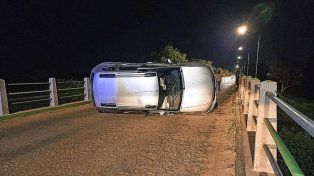 El vehículo quedó atravesado en el puente de Pueblo Belgrano.