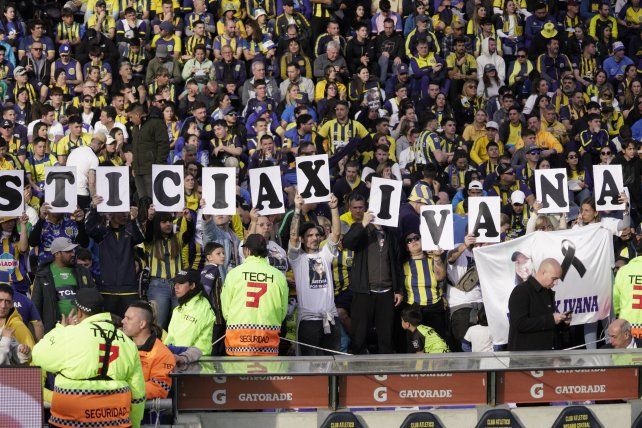 De frente a la platea que da espaldas al río, la seguridad monitorea a los hinchas de Central, ante cualquier inconveniente.