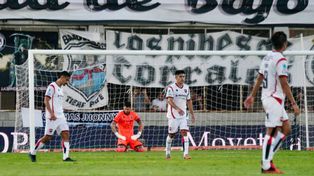 Otro error de Newells provocó un gol rival, en este caso de Deportivo Riestra. Fue después de la lesión de Matías Cóccaro.