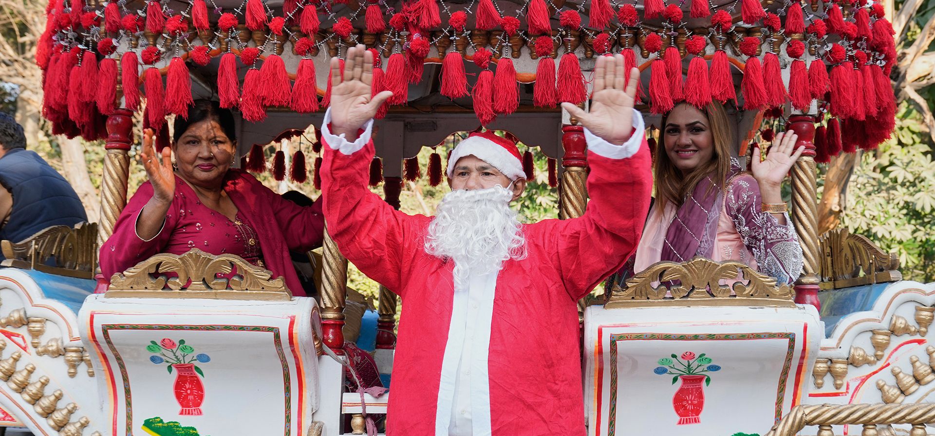 Cristianos pakistaníes participan en un desfile navideño en Lahore, Pakistán, el martes 23 de diciembre de 2025. (Foto AP/K.M. Chaudary)