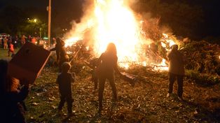 La tradicional fogata en el Parque Regional Sur.