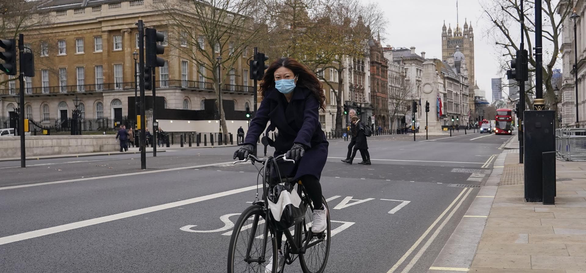 Una mujer pasea en bicicleta en Westminster, Londres, el jueves 16 de diciembre de 2021. El Reino Unido registró el miércoles el mayor número de nuevas infecciones confirmadas por COVID-19 desde que comenzó la pandemia, y el director médico de Inglaterra advirtió la situación. Foto: AP