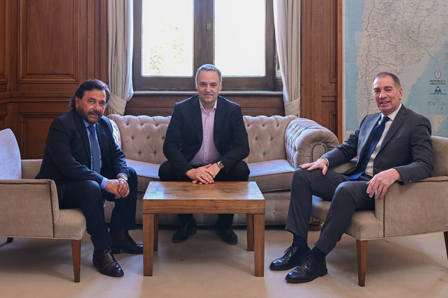 Santilli y Adorni recibieron al gobernador Sáenz (Salta) en la Casa Rosada.