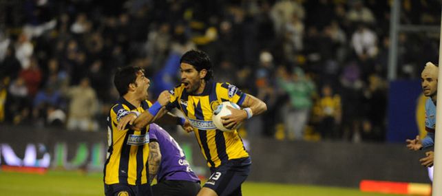Abreu se llena la boca de gol tras el empate y Niell se suma al festejo. (Foto: G. de los Ríos)