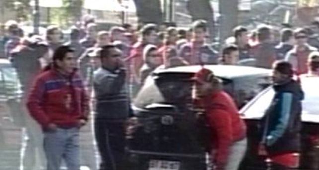 Un grupo de estudiantes mendocinos que se hicieron la chupina apedrearon a hinchas chilenos