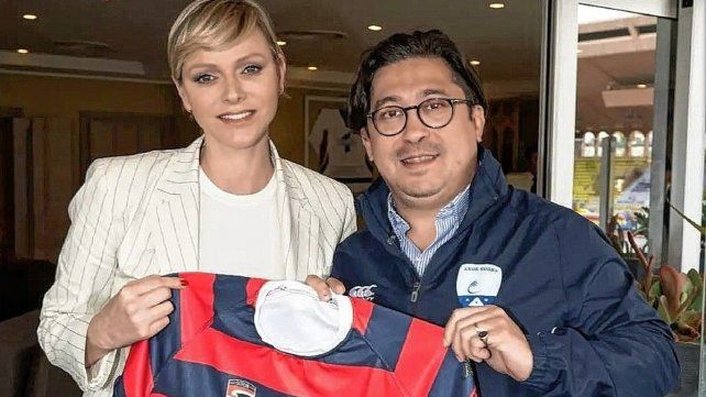 La princesa Charlene de Mónaco recibió la camiseta de Cha Roga.