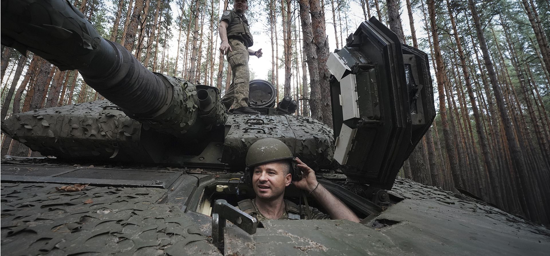 Un soldado ucraniano de la 57º brigada mira desde un vehículo de combate sueco 90 cerca de la línea del frente en la región de Kharkiv, Ucrania, el martes 18 de junio de 2024. (Foto AP/Andrii Marienko) Un soldado ucraniano de la 57º brigada mira desde un vehículo de combate sueco 90 cerca de la línea del frente en la región de Kharkiv, Ucrania, el martes 18 de junio de 2024. (Foto AP/Andrii Marienko)