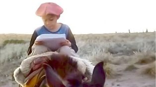 Nene recorre larga distancia a caballo para poder enviar su tarea