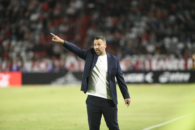Cristian Fabbiani acumula tres juegos sin derrotas como DT de Newells.