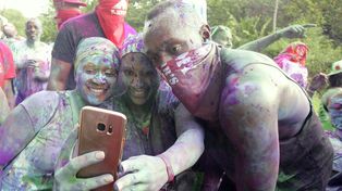 Polémica por las fotos de Usain Bolt en el carnaval de Trinidad y Tobago