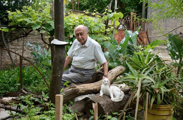 Orlando Belloni y su gata Blanca