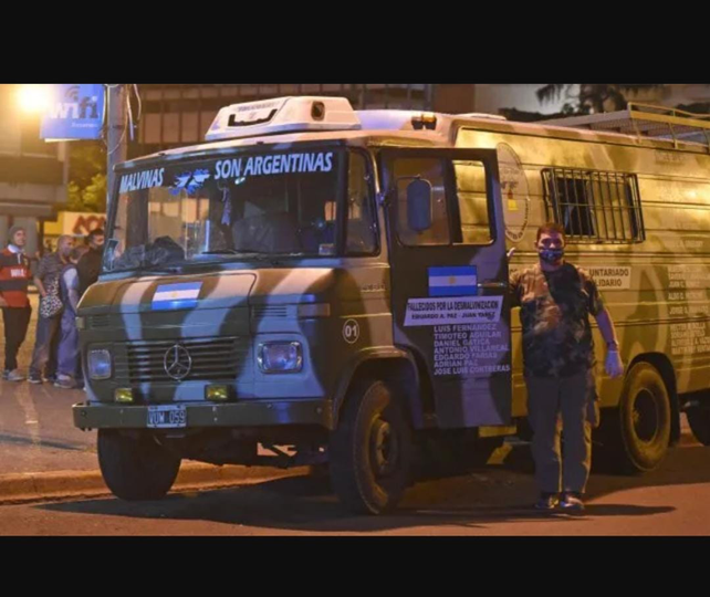 El camioncito Mercedes Benz 608 Modelo 1983 de los ex combatientes. Una símbolo de las acciones solidarias en Rosario.