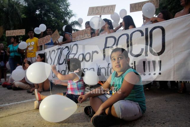 Globos blancos. Familiares y amigos de Rocío marcharon por justicia.