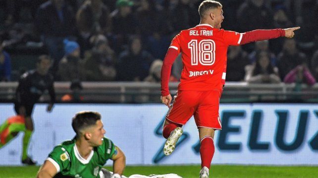 Lucas Beltrán festeja el gol de River ante la desazón de Facundo Cambeses.