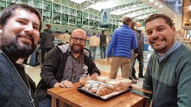 El italiano. Emanuele Zappaterra (al medio) junto a los sacerdotes Emanuel Escobar y Milton Albano que viajaron a Ezeiza para acompañarlo luego hasta Gualeguaychú.