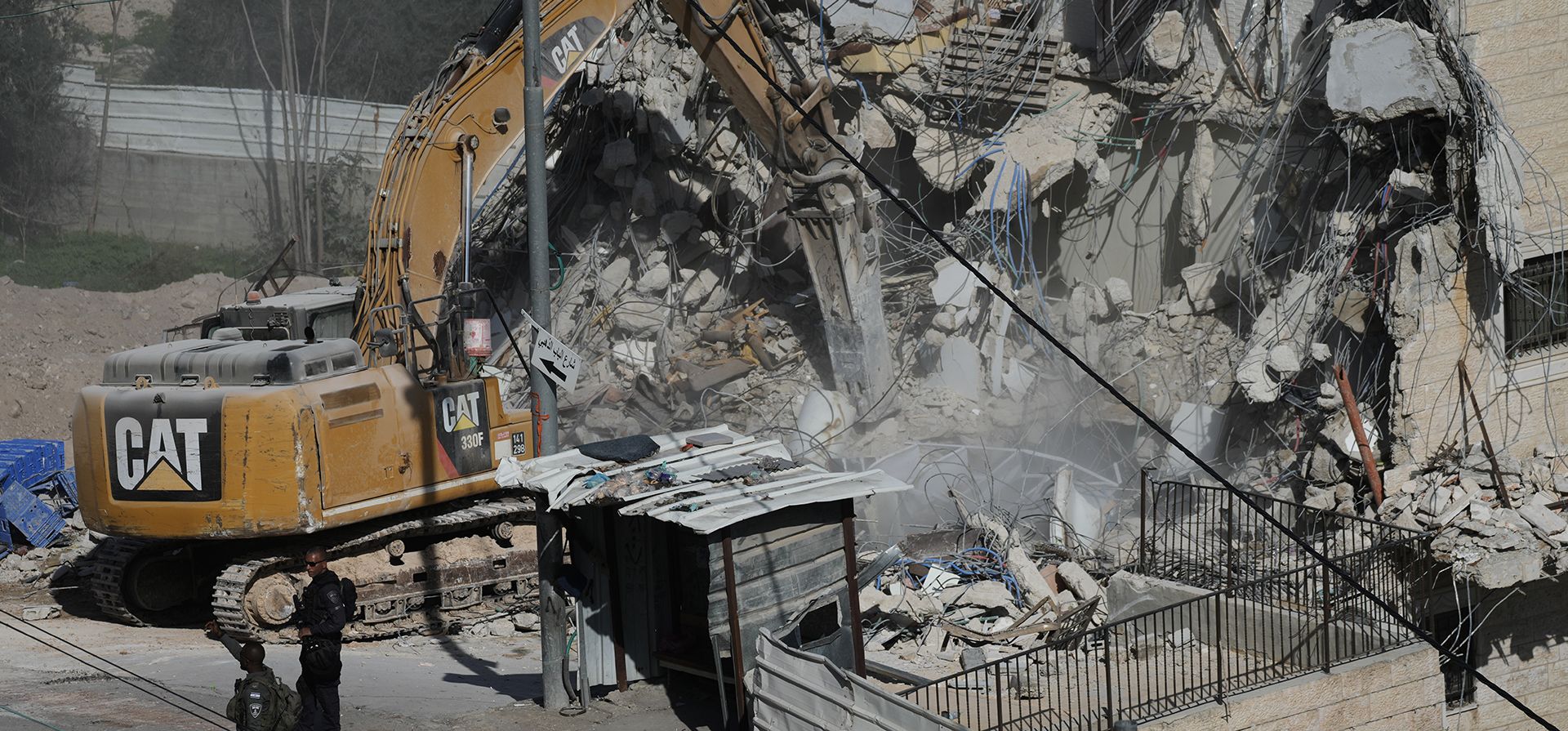 Una excavadora israelí de la municipalidad local demuele un edificio residencial por construcción ilegal en el barrio de Wadi Qaddum, Jerusalén Este, el lunes 22 de diciembre de 2025. (Foto AP/Mahmoud Illean) Una excavadora israelí de la municipalidad local demuele un edificio residencial por construcción ilegal en el barrio de Wadi Qaddum, Jerusalén Este, el lunes 22 de diciembre de 2025. (Foto AP/Mahmoud Illean)
