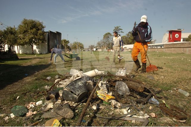 Una cuadrilla de 18 personas realiza todos los días trabajos de limpieza
