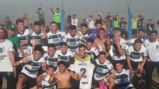 El plantel de Williams Kemmis celebra tras el triunfo en el clásico.