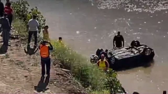 El Peugeot que cayó al río en la costanera de San Lorenzo fue rescatado