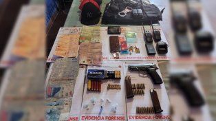 Los elementos secuestrados durante el operativa que terminó con la detención de ocho policías PAT santafesina detenidos