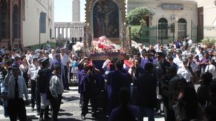La procesión del Señor de los Milagros, por las calles de Rosario.
