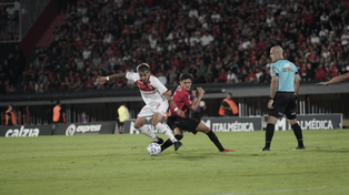 Tomás Jacob persigue a Alan Lescano en el empate de Newell’s contra Argentinos. La Lepra tuvo un 37 por ciento de posesión.