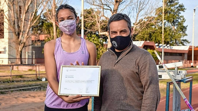 Luciana Gómez Iriondo recibió una declaración por parte del presidente del concejo municipal Leandro González.
