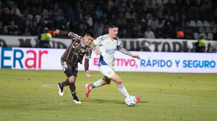 Franco Ibarra la lleva perseguido por Fernando Juárez en el duelo entre Central y Platense.