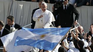 El Papa Francisco se bajó del papamóvil para saludar a un enfermo