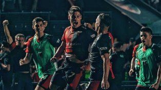 Colón compartió parte de los festejos de un equipo que le regaló a sus hinchas la segunda victoria en el Brigadier López.