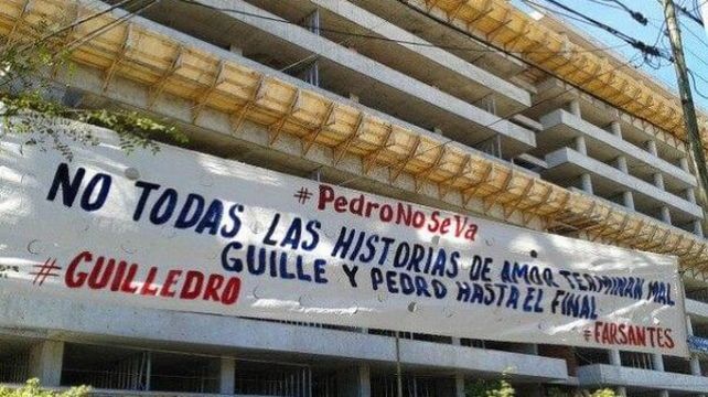 El pasacalle pide que el personaje de Benjamín Vicuña continúe en la tira y además sea feliz.
