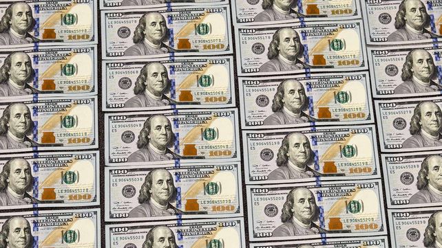 Se desplomó el dólar tras los resultados favorables al Gobierno en las Paso