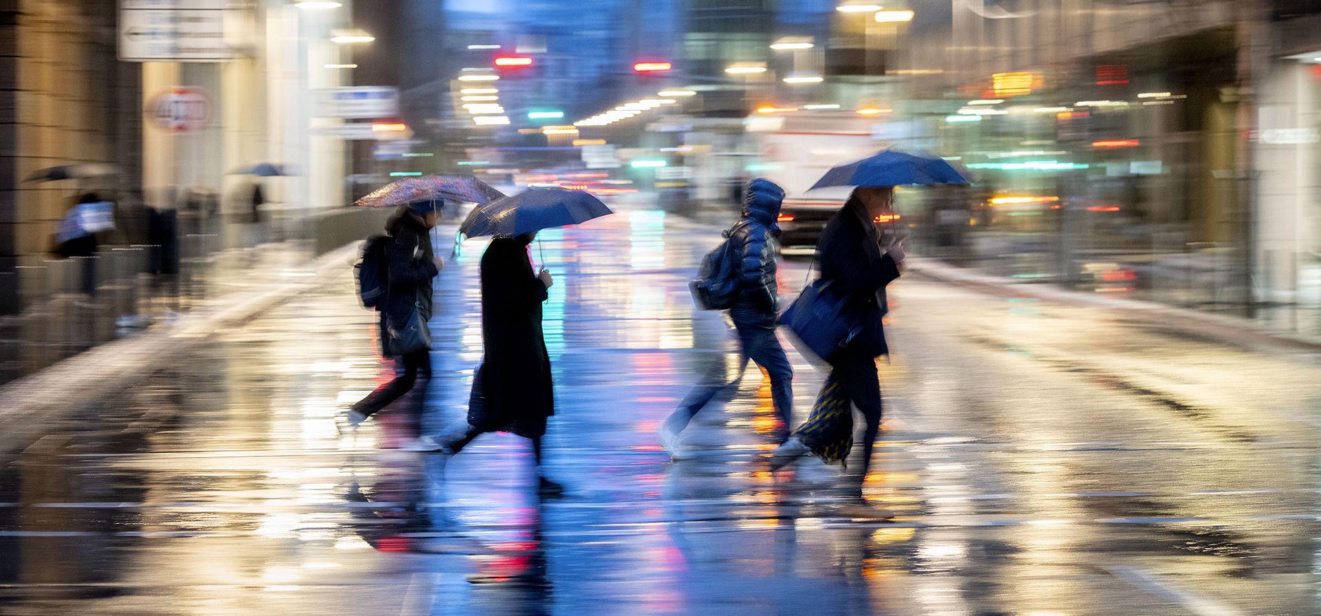 Varias personas cruzan la calle en un día lluvioso y ventoso en Frankfurt, Alemania, el jueves 2 de enero de 2025. (Foto AP/Michael Probst) Varias personas cruzan la calle en un día lluvioso y ventoso en Frankfurt, Alemania, el jueves 2 de enero de 2025. (Foto AP/Michael Probst)