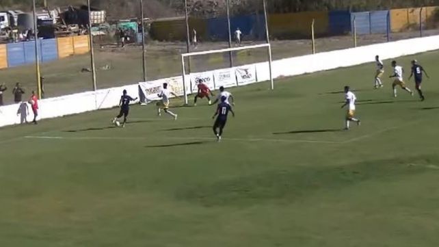 Leones FC movió primero y a los 17 segundos dispuso una clara que no pudo definir Leandro Duarte.