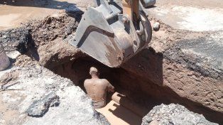 Esta vez se repara un caño en avenida Almafuerte, entre calles Carlos Mastronardi y Salvador Caputo, en Paraná. Hay varios barrios sin agua potable