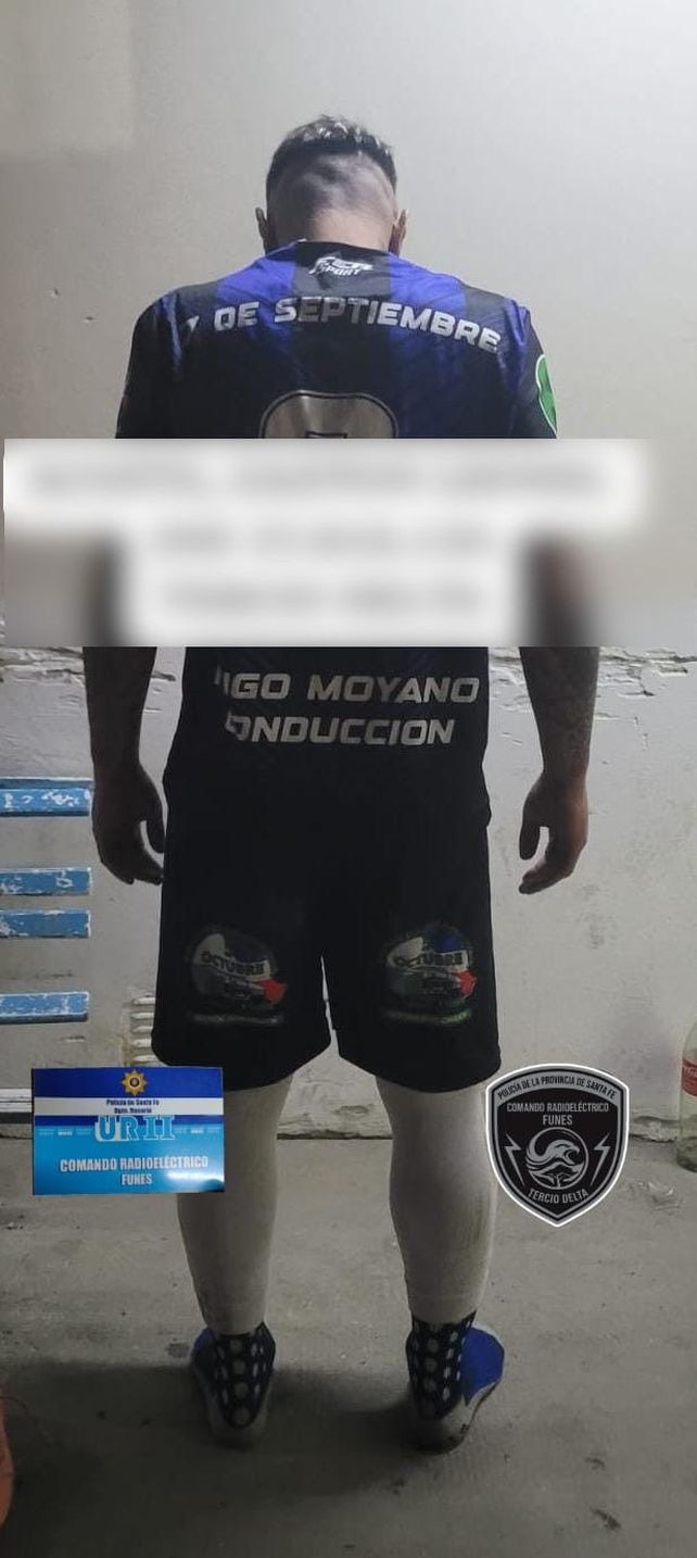 El futbolista de 7 de Septiembre detenido por agredir a piñas al árbitro del partido. El incidente fue en Funes