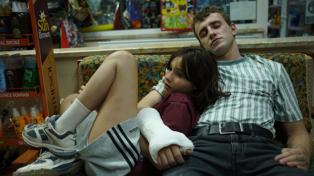 Aftersun: El valor de lo no dicho en un film de amores eternos
