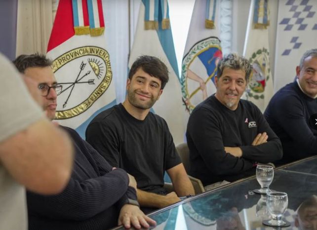 Ignacio Faín sonríe ante la palabra del presentador, Juani Botalo.