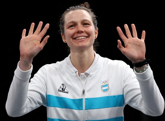 La cábala de una deportista argentina, medallista de oro, con la camiseta de su club