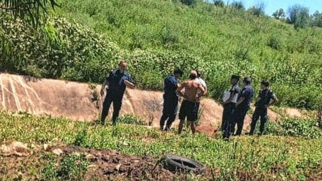 Personal policial realizó el traslado del cuerpo a la morgue para su identificación.&nbsp;